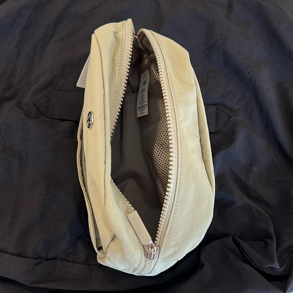 Lululemon Double Zip Pouch - Large 2L - Picture 2 of 4